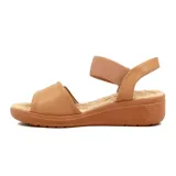 Sandalias de plataforma baja color kaki, con tira ancha frontal ajustable mediante velcro y detalle de aplique metálico. Presenta una tira elástica en el talón para mayor sujeción y plantilla acolchada.