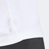 Remera deportiva Adidas de running color blanco, con cuello redondo, manga corta y gran logotipo estampado en el pecho con patrón de rayas grises. Incorpora tecnología transpirable Climacool y detalles reflectantes.