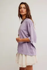 Remera de algodón muy suave, de calce oversize y silueta recta, con escote redondo y mangas cortas de hombro caído.