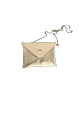 Cartera tipo sobre de fiesta color dorado metalizado, con diseño envolvente, solapa geométrica y correa de cadena metálica.