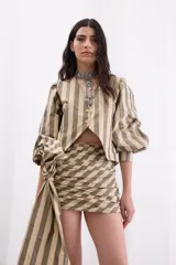 Minifalda de tafeta con diseño de rayas verticales en tonos bronce y beige. Presenta un estilo drapeado con un lazo lateral largo y caída fluida.