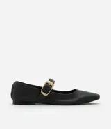 Zapatilla tipo bailarina de cuero negro, con punta redondeada, tacón bajo y una tira decorativa en el empeine con hebilla metálica dorada.