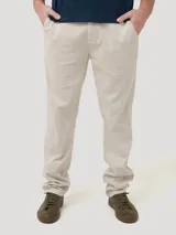 Pantalon de gabardina color beige, con corte recto, cierre frontal con cremallera y boton, y bolsillos laterales. Cuenta con tecnologia de fibras elasticas para mayor comodidad.