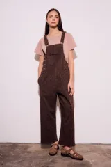 Enterito marrón con estampado animal print, con tirantes y botones.