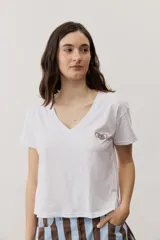 Remera de manga corta color negro, de corte clásico y escote en V, con sutil detalle bordado en el pecho.