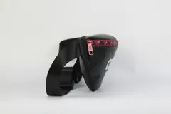 Riñonera de nylon color negro con estampado frontal del equipo Chicago Bulls en blanco. Presenta un cierre principal con detalle de cinta decorativa con logos de la NBA y tirador rojo.