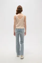 Musculosa de tejido de punto con escote en V, sin mangas y corte al cuerpo.