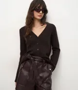 Cardigan de punto color marrón oscuro, con escote en V, cierre frontal con botones y mangas largas.