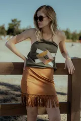 Minifalda agamuzada color borgoña con flecos y bordado a mano.