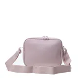 Cartera bandolera Puma modelo Her Crossbody Bag, de color rosado con diseño acolchado y correa ajustable. Cuenta con cierre principal y bolsillo frontal con cierre, además del logo de la marca bordado en la esquina inferior.