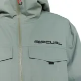 Campera técnica Rip Curl de la línea Anti-Series, color verde grisáceo. Presenta diseño con capucha, cierre frontal completo, múltiples bolsillos frontales con solapa y logo de la marca estampado en el pecho. Ideal para actividades de nieve gracias a su membrana impermeable y transpirable.