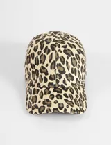 Gorra con visera curva y diseño de estampado animal print en tonos beige y marrón.