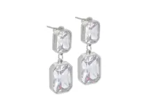 Par de caravanas colgantes de acero plateado con dos rectángulos de cristal facetado. Cierre a presión.