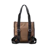 Mochila y cartera híbrida confeccionada en nylon de color beige con detalles y correas en negro. Posee dos asas superiores para llevar al hombro y correas traseras ajustables para usar como mochila. Presenta dos bolsillos frontales con cierre de cremallera y tiradores largos.