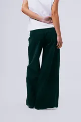 Jean Widi de corte wide leg y tiro alto, color negro, con diseño amplio y fluido.