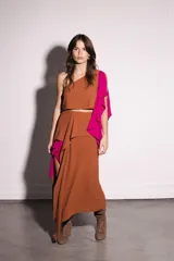 Top marrón de un solo hombro con volado fucsia.