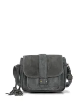 Cartera bandolera de ecocuero gris con solapa frontal de cuero natural, cierre con broche imantado, bolsillo delantero, correa ajustable y detalle de llavero con flecos laterales.