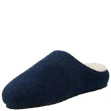 Pantuflas de fieltro color azul marino, con diseño tipo sueco, interior forrado en corderito sintético y suela plana.