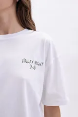 Remera oversize blanca de manga corta con estampado gráfico en verde oscuro en la espalda que representa varios tipos de vasos y copas de cóctel.