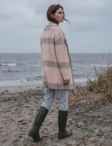 Cardigan Ruby Rd de tejido cuadrille en tonos rosado, beige y tostado, con mangas largas y bolsillos frontales. Presenta detalles de flecos en el cuello y la solapa.