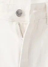 Jeans blancos de tiro medio con diseño wide leg y bordado de flores tono sobre tono en las perneras. Cuentan con diseño clásico de cinco bolsillos, trabillas y cierre frontal de botón y cremallera.