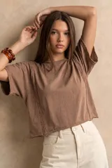 Remerón de algodón peinado color marrón, con diseño oversize, mangas cortas, cuello redondo y costuras decorativas visibles en el frente.