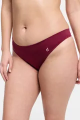 Bombacha tipo colaless de microfibra sin costuras, con tiro bajo y detalle de logo pequeño en el frente.