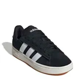 Championes urbanos Adidas Grand Court Alpha, color negro con las icónicas tres tiras laterales en blanco. Presentan una capellada de cuero sintético, entresuela Cloudfoam para mayor amortiguación y suela de goma flexible.