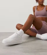 Championes blancos de base baja, con recortes y punta oval.