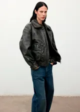 Jeans de tiro medio con diseño balloon y estilo barrel, confeccionados en tejido de algodón estilo vaquero, con cierre de botón y cremallera, trabillas y cinco bolsillos.