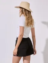 Short gris melange de algodón, con pretina ancha elastizada, lazo de ajuste y bolsillos delanteros y traseros.