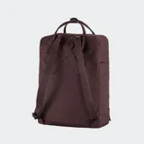 Mochila Fjallraven modelo Kanken Classic, color negro, con compartimento principal con cierre, bolsillo frontal con cierre, asas superiores con broche y correas ajustables para los hombros. Incluye el parche redondo característico de la marca en el frente.