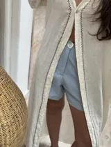 Short de lino color beige, de calce perfecto y con detalles de pespuntes en contraste.