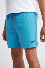 Short de baño color turquesa con cintura elástica y cordón ajustable. Presenta bolsillos laterales y un bolsillo trasero, con el logo de la marca bordado en la parte inferior de la pierna.