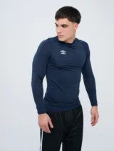 Remera térmica deportiva Umbro de manga larga y cuello redondo, en color azul marino, con logo de la marca estampado en el pecho.