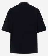 Remera de algodón marca Cortelle, con calce regular, cuello redondo y mangas cortas. Presenta un diseño minimalista con un estampado floral lineal en color blanco sobre fondo negro.