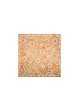 Pañuelo cuadrado de poliéster en tono naranja, con un diseño estampado que combina motivos florales y patrón paisley en blanco y celeste.