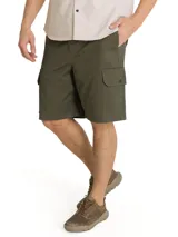 Short cargo Caterpillar color verde militar, con tiro medio, bragueta con cremallera y botón, bolsillos laterales para las manos, bolsillos traseros con solapa y bolsillos cargo utilitarios a los lados.