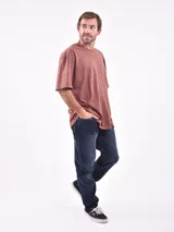 Remera blanca de manga corta, con corte oversize y pequeño estampado tipográfico en el pecho con las palabras "POST PARTY".