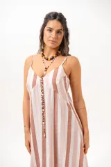 Vestido largo a rayas verticales en tonos rosados, marrones y blancos, con tirantes finos y escote en V.
