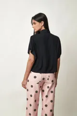 Camisa Girasol de manga corta color negro, con cuello camisero, cierre frontal de botones y mangas con volados drapeados.