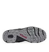 Championes de senderismo Columbia Konos Low para hombre, en color gris oscuro con detalles en negro y toques de rojo. Presentan un diseño técnico con empeine de malla transpirable y sobrecapas sintéticas para mayor soporte, mediasuela con tecnología de amortiguación y suela de caucho de alta tracción.