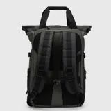 Mochila urbana de diseño moderno con cierre superior enrollable y hebilla de seguridad. Cuenta con correas de mano superiores, bolsillo frontal vertical con cierre y compartimento para computadora. Presenta un acabado liso en color verde militar con detalles en negro.