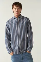 Camisa blanca a cuadros azules y grises, de manga larga y corte slim fit.