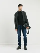 Pantalon de jean corte recto slim con diseño de cinco bolsillos.