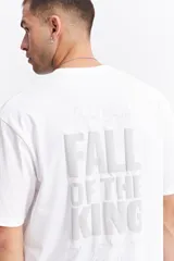 Remera blanca de manga corta con cuello redondo y fit regular. Presenta un estampado en la espalda con texto en relieve que dice "Private Society FALL OF THE KING" y texto más pequeño debajo.