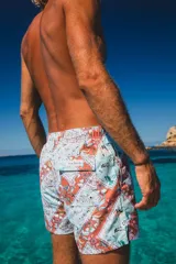 Short de baño Von Braun con estampado floral y geométrico en tonos celestes y terracota. Cuenta con cintura elástica, dos bolsillos laterales, un bolsillo trasero con solapa y logo de la marca, e interior con red.