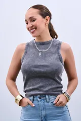 Musculosa de canalé gris con efecto acid wash, corte ajustado al cuerpo y cuello redondo.