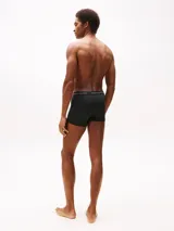 Pack de tres calzoncillos tipo bóxer Tommy Hilfiger de microfibra elástica, color negro, con cintura elástica con el nombre de la marca grabado.