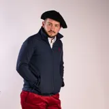 Campera marrón de neopreno con capucha, cierre frontal y bolsillos laterales con cierre.